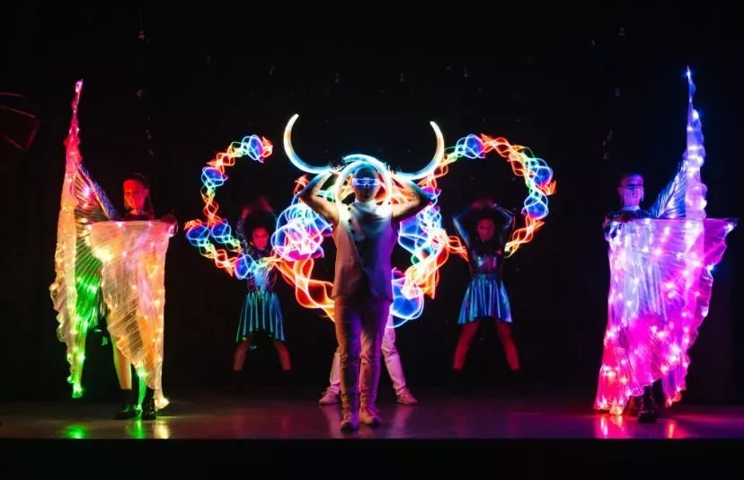 Танцевально-световое шоу!